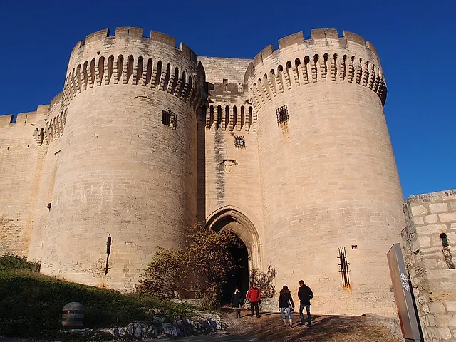 Le due torri rotonde merlate alla porta del Fort Saint-André a Villeneuve-lès-Avignon, con alcuni visitatori all'ingresso