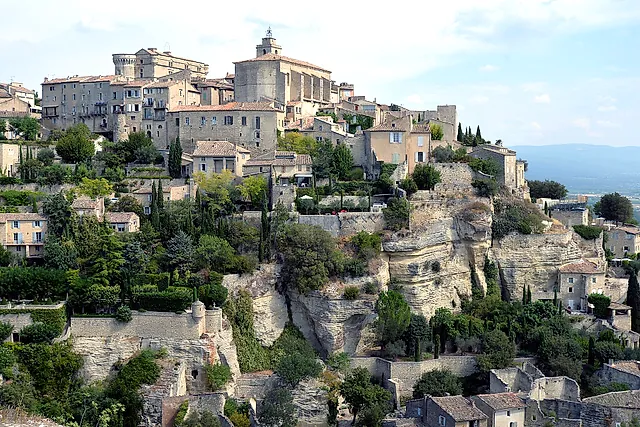 Il villaggio di Gordes sulla collina nel Luberon, con la chiesa e il castello sopra la roccia a strapiombo