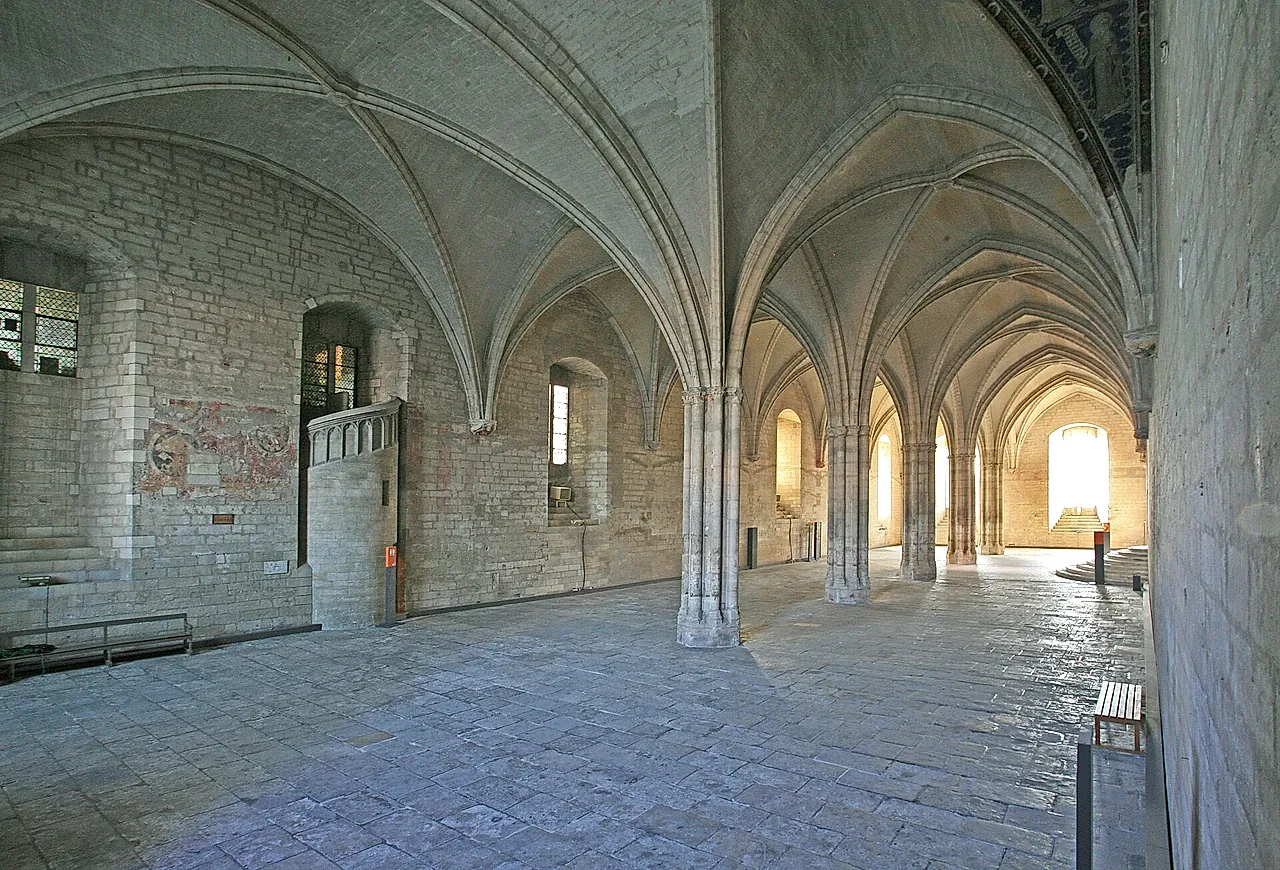 La Grande Audience del Palacio de los Papas: una sala con bóvedas de crucería sobre columnas esbeltas y un suelo de piedra