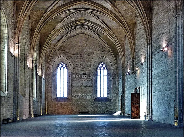 La navata della Grande Chapelle, un'altissima sala gotica con due alte finestre a sesto acuto e il pavimento in pietra