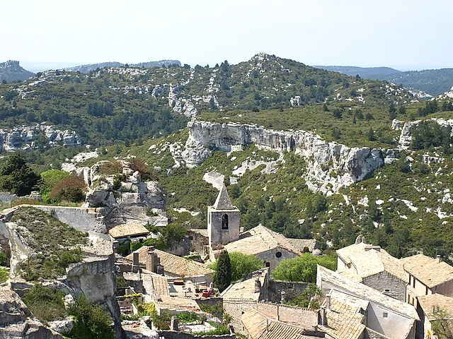 Les Baux-de-Provence: i tetti di pietra e il campanile del villaggio tra le rocce chiare delle Alpilles