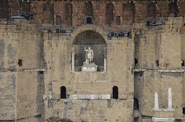 Il muro di scena del teatro romano di Orange, con la statua di Augusto nella nicchia centrale