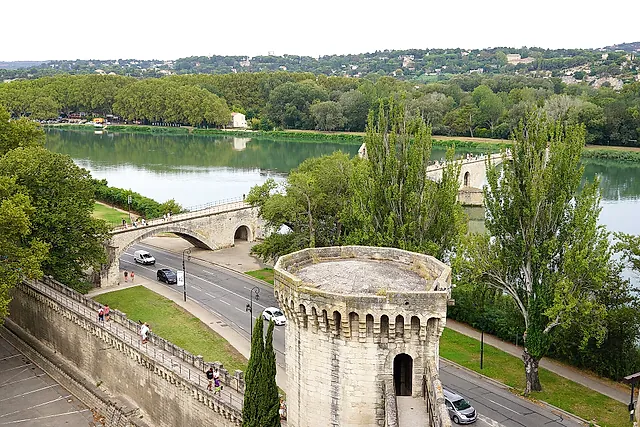 Il Rodano e il Pont d'Avignon visti dalle mura della città, con una torre rotonda in primo piano