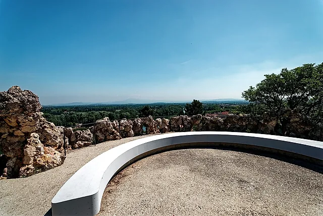 La terrazza panoramica del Rocher des Doms, con una panchina bianca curva e la valle del Rodano sullo sfondo
