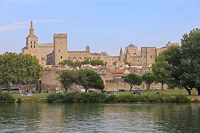 Il Palais des Papes e la cattedrale che emergono dietro le mura di Avignone, visti dall'altra riva del Rodano